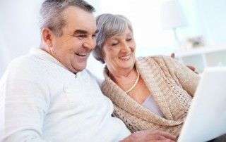 abuelos usando el ordenador portátil