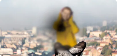 El edema macular produce principalmente pérdida de visión central.